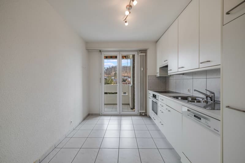 Platz für einen kleinen Esstisch und Zugang zum Balkon