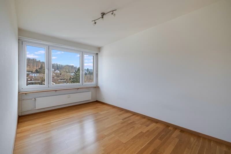 Die beiden Kinderzimmer bietet grosse Fenster....