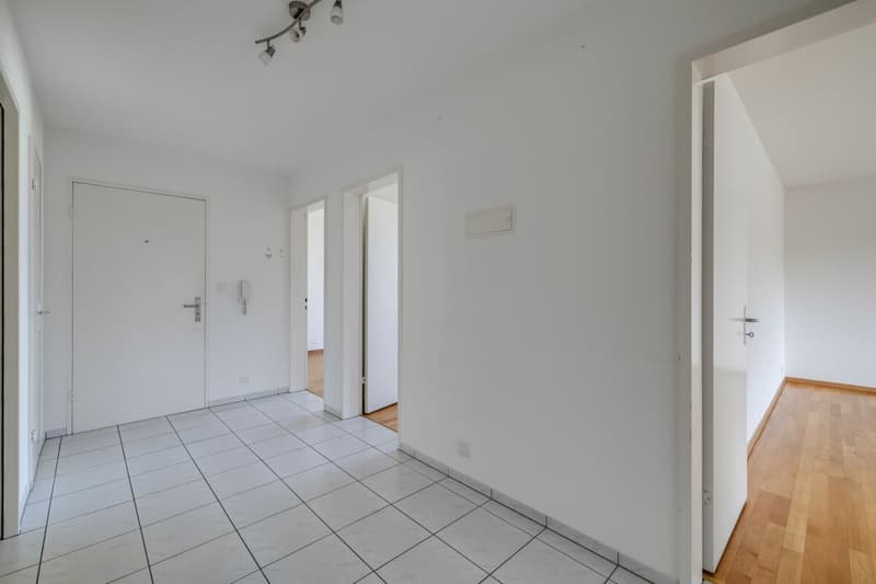 Move in and enjoy: Well-maintained 4-room apartment with balcony and panoramic view (2)