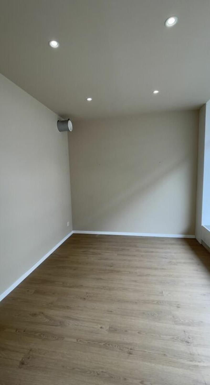 Raum rechts mit Schaufenster