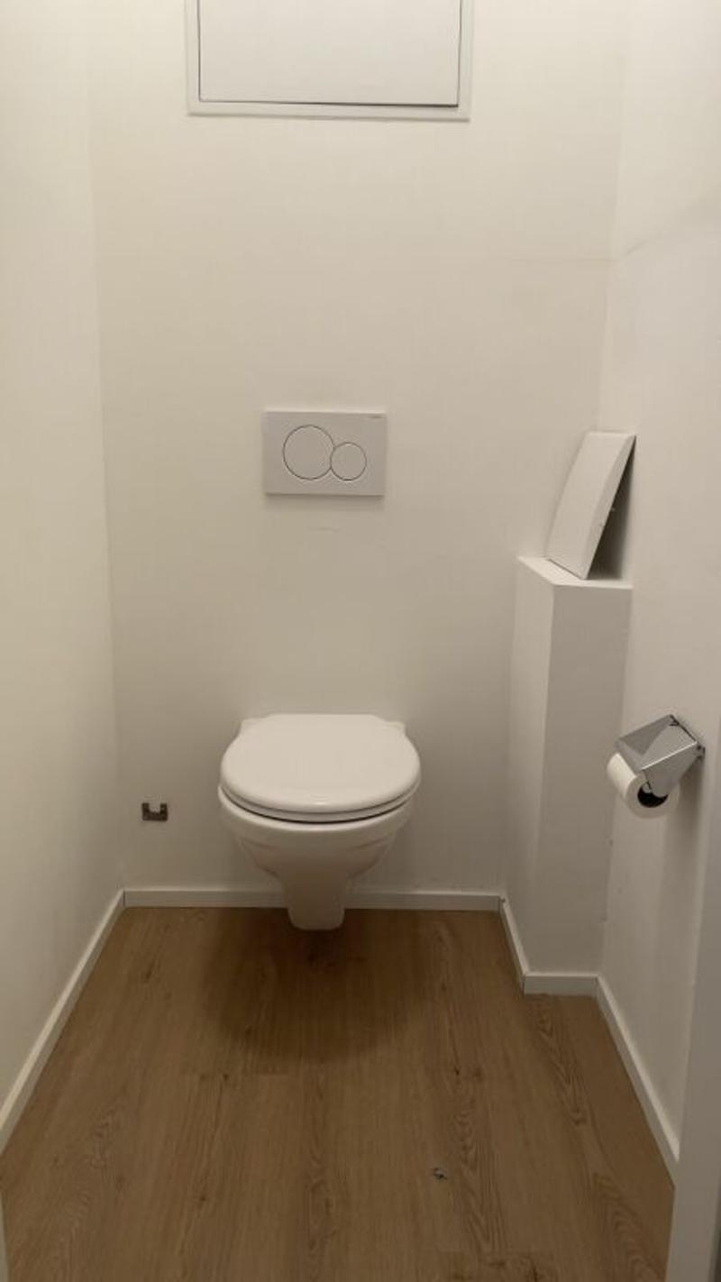 separates WC