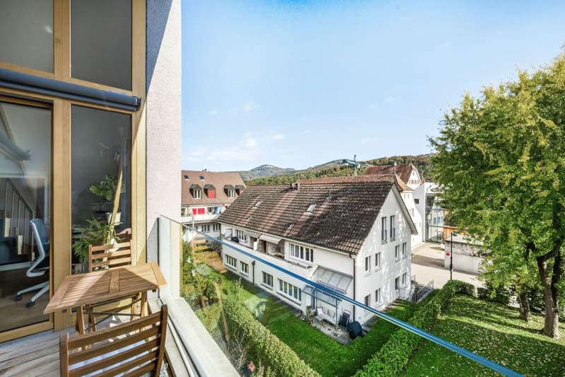 Loggia ist von zwei Zimmern aus erreichbar und bietet herrliche Weitblicke