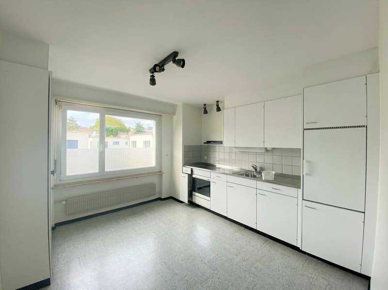 Bright 2.5-room apartment in a prime location in Pratteln (2)