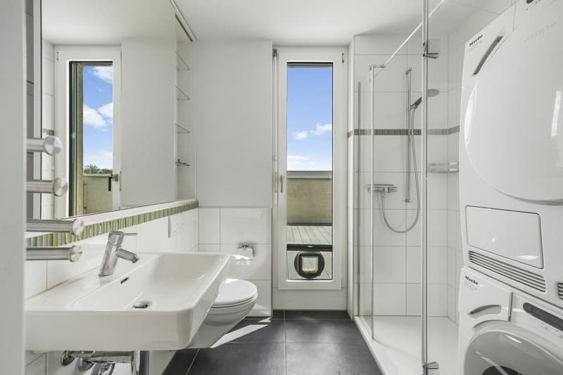 Zweites Badezimmer mit Dusche und Waschturm
