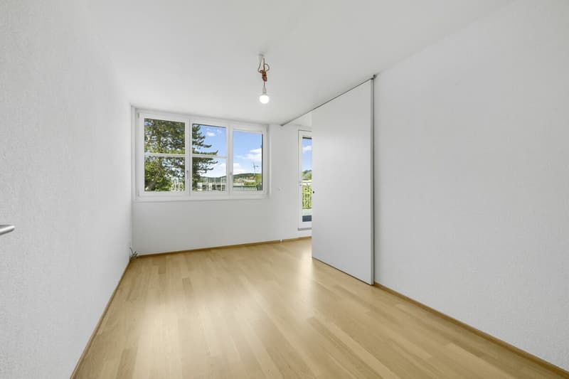 Kleineres Zimmer mit Schiebetüre zum Wohnbereich