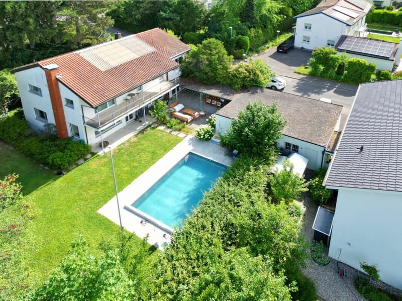 Maison unifamiliale sur le beau Bruderholz - 7 pièces avec piscine et garage double (1)