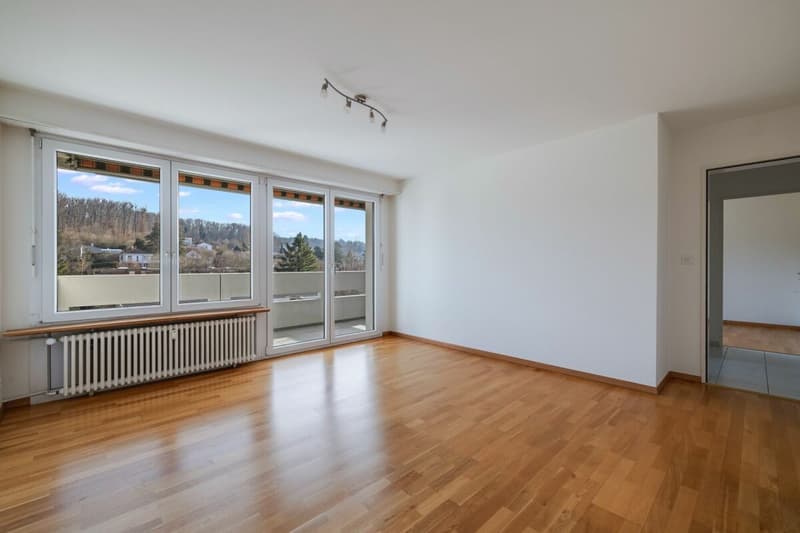 Hier besteht die Möglichkeit, die Wand zwischen Küche und Wohnbereich zu öffnen, um eine grosszügige und offene Raumgestaltung zu realisieren