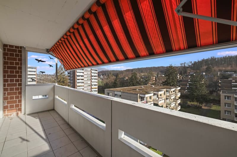 Balkon mit Sonnenstoren und seitlicher Verglasung für gemütliche Stunden im Freien