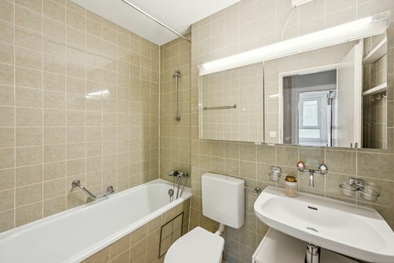 Bad mit Badewanne und grossem Spiegelschrank