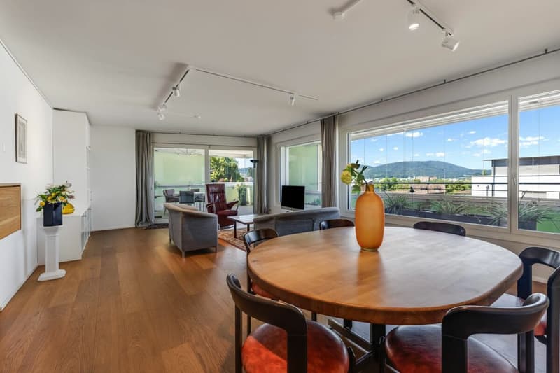 Sehr heller Raum dank grosser Fensterfronten