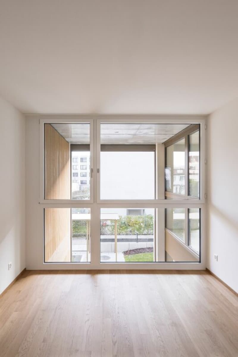 Helles Zimmer mit Blick zum Garten