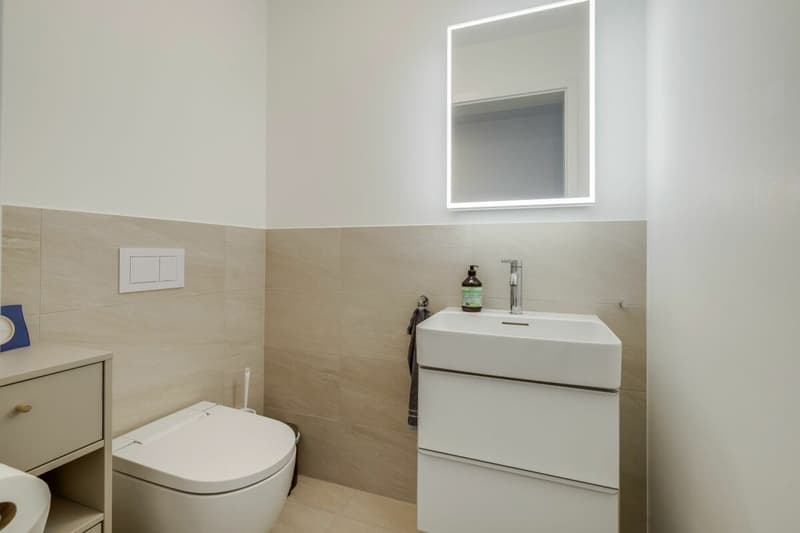 Gäste WC mit Einzellavabo, beleuchtetem Spiegel und Unterschrank