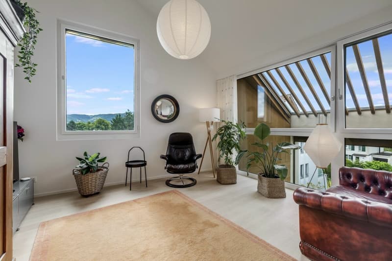 Offenes Zimmer mit Blick auf die Loggia