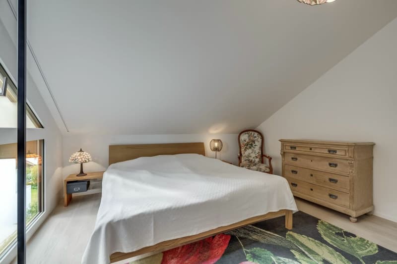 Schlafzimmer mit schönem Blick durch die grosse Fensterfront