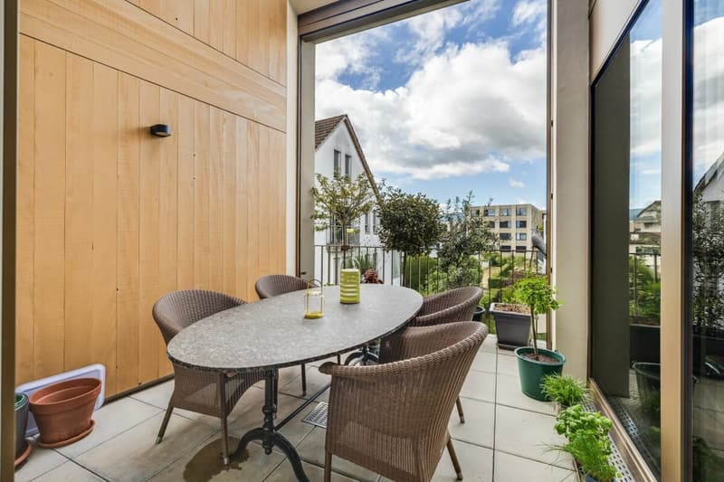 Gemütliche Loggia mit einer dekorativen Holzwand