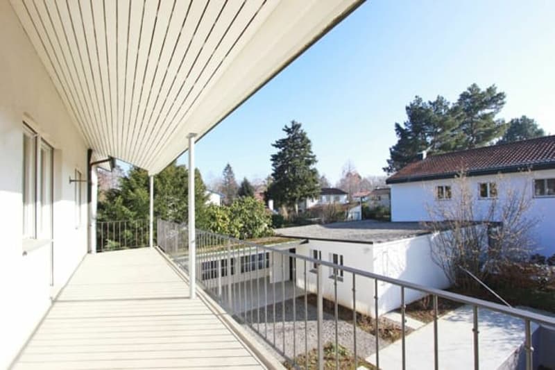 Attractive house on the beautiful Bruderholz / 7-room with pool and double garage (12)