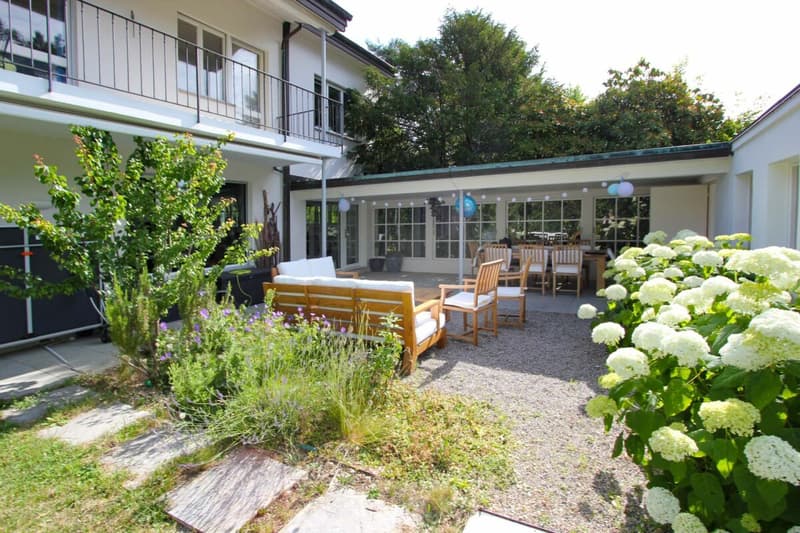 Attractive house on the beautiful Bruderholz / 7-room with pool and double garage (9)