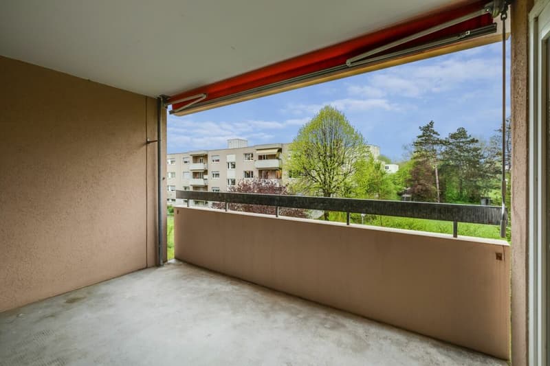 Balkon mit viel Platz und Sonnenstoren