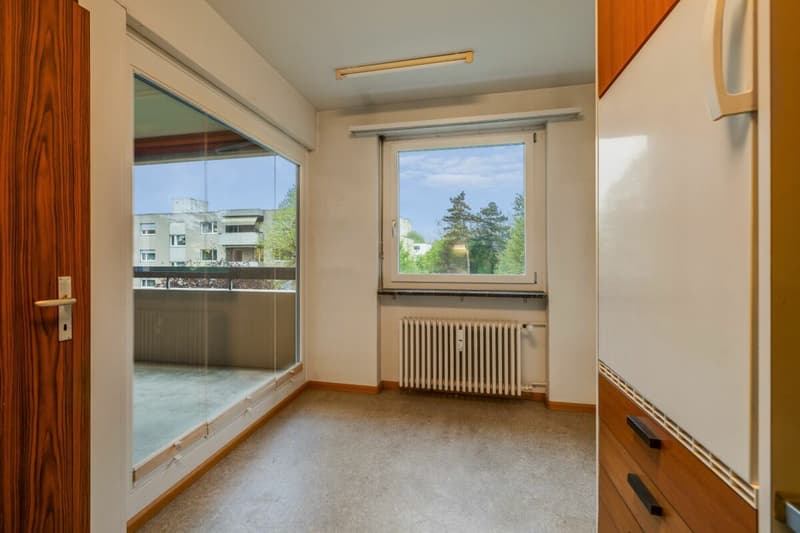 Küche mit grosser Glasfront zum Balkon