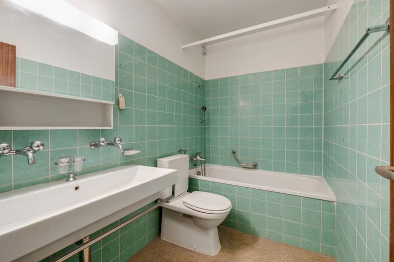 Badezimmer mit Badewanne und Doppellavabo