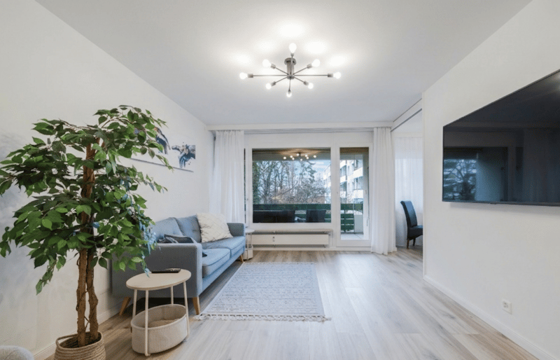 Helles Wohnzimmer mit grossem Fenster zum Balkon