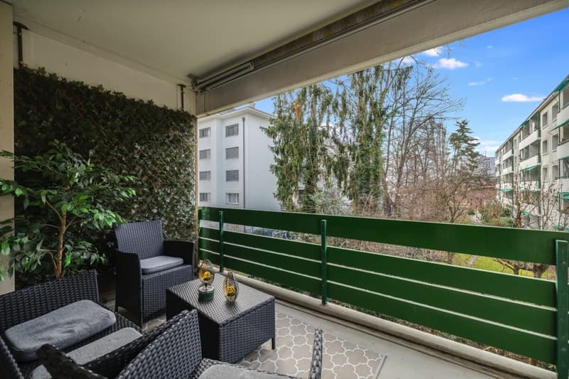 Gemütlicher Balkon mit Sonnenstoren