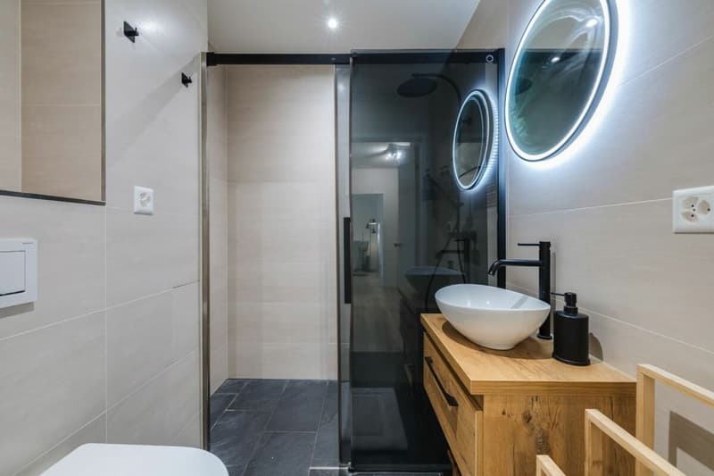 Modernisiertes Badezimmer mit ebenerdiger Duschekabine