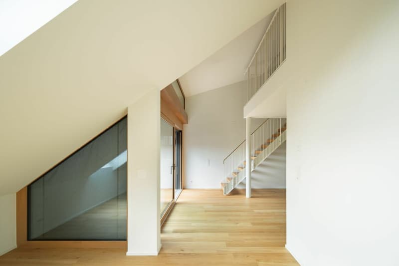 Blick aus dem offenen Zimmer zu der Terrasse 2 sowie der Treppe zur Galerie