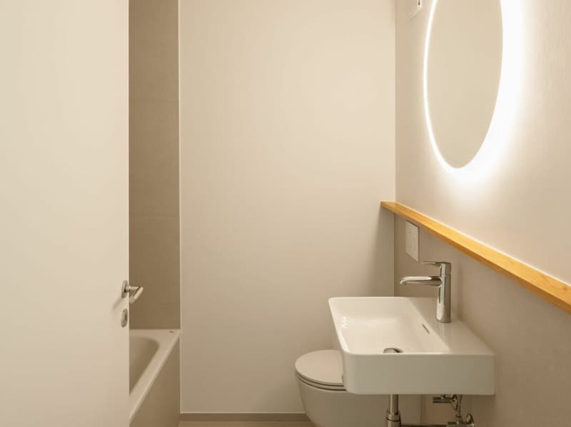 Zweites Badezimmer mit Lavabo, WC und Badewanne