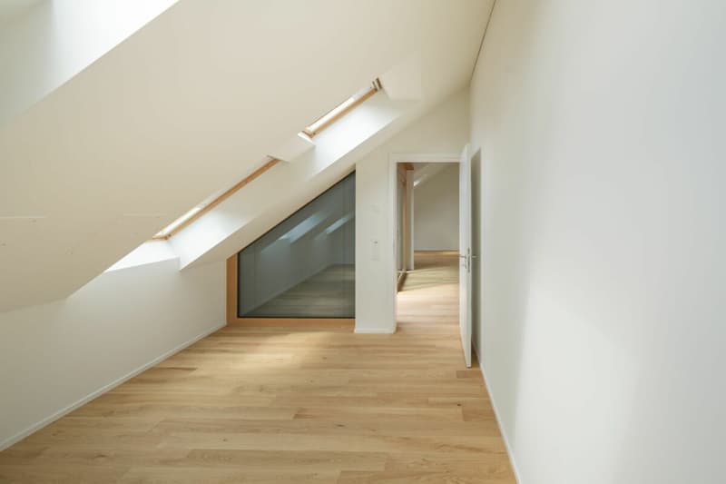 Zimmer 3 mit mehreren grossen Dachfenster für maximalen Lichteinfall