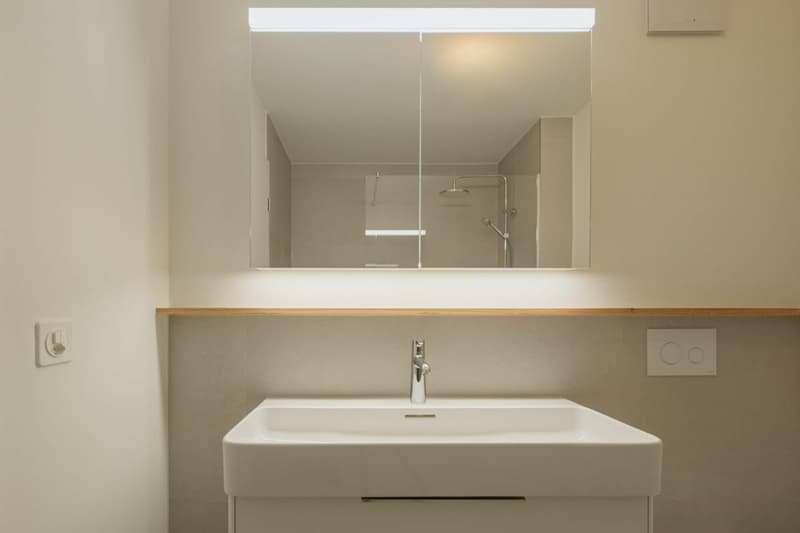 En-Suit Badezimmer mit grossem Lavabo, WC und schöner Regendusche