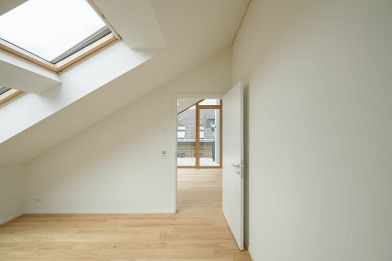 Auch Zimmer 2 ist mit grossen Dachfenstern ausgestattet