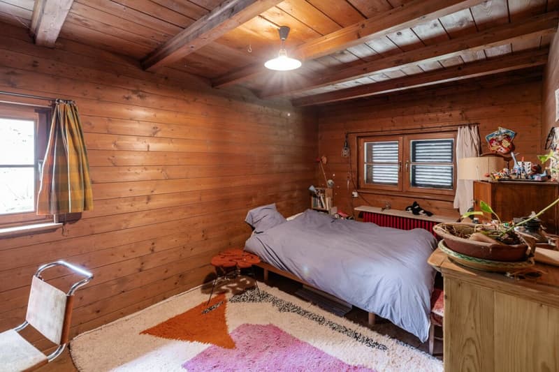 Grösseres Eckzimmer mit 2 Fenstern