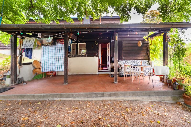 Gedeckte Veranda mit viel Platz für gemütliche Stunden