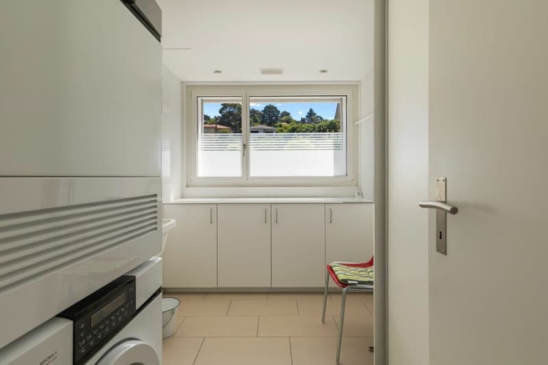 Reduit in der Wohnung mit Fenster, Einbaumöbel, Lavabo und Waschturm