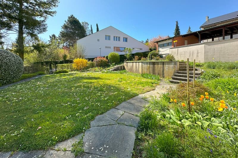 Wunderbar grosser belebter Garten auf 2 Ebenen