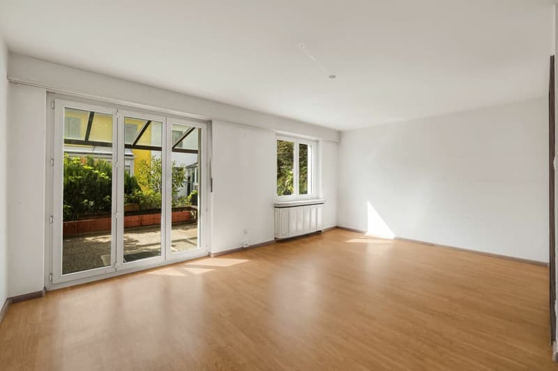 Zugang vom Wohnzimmer zur sonnigen Terrasse und in den Garten
