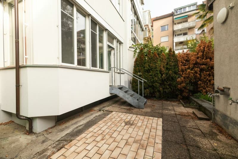 Charmantes Mehrfamilienhaus mit Ateliergebäude, Parkplatz und vielfältigen Möglichkeiten (16)