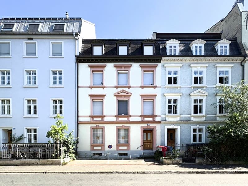 Charmantes Mehrfamilienhaus mit Ateliergebäude, Parkplatz und vielfältigen Möglichkeiten (1)