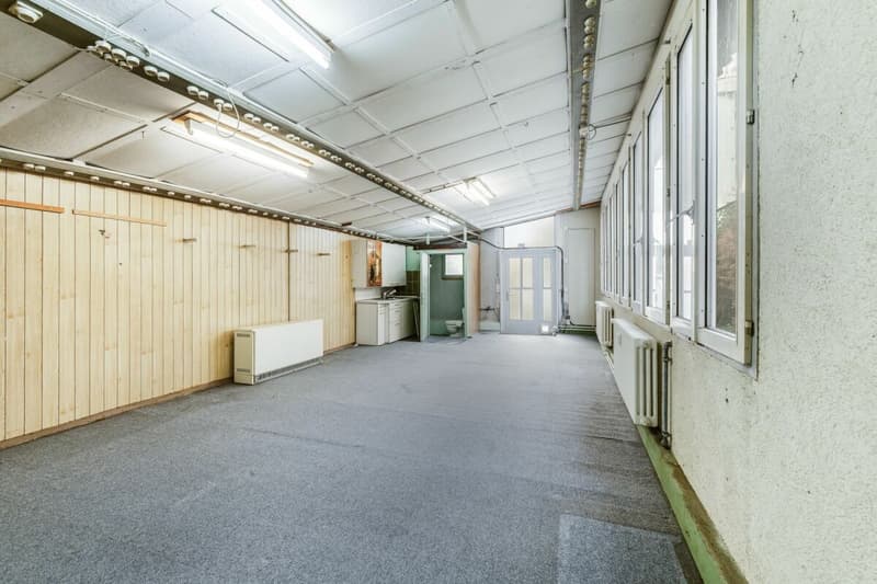 Im Atelier sind Küchenzeile und WC vorhanden