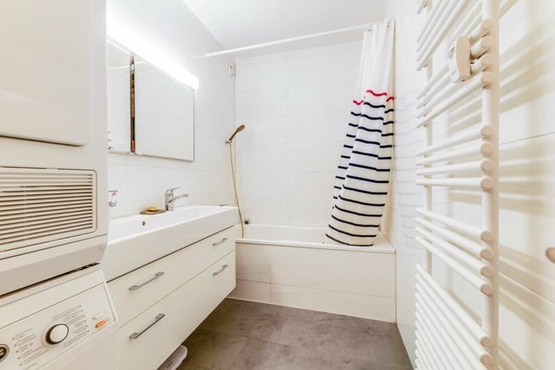 Grosses Badezimmer mit Badewanne und Waschturm