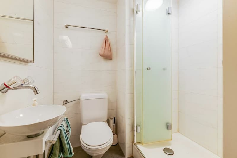 Kleines Badezimmer mit Dusche