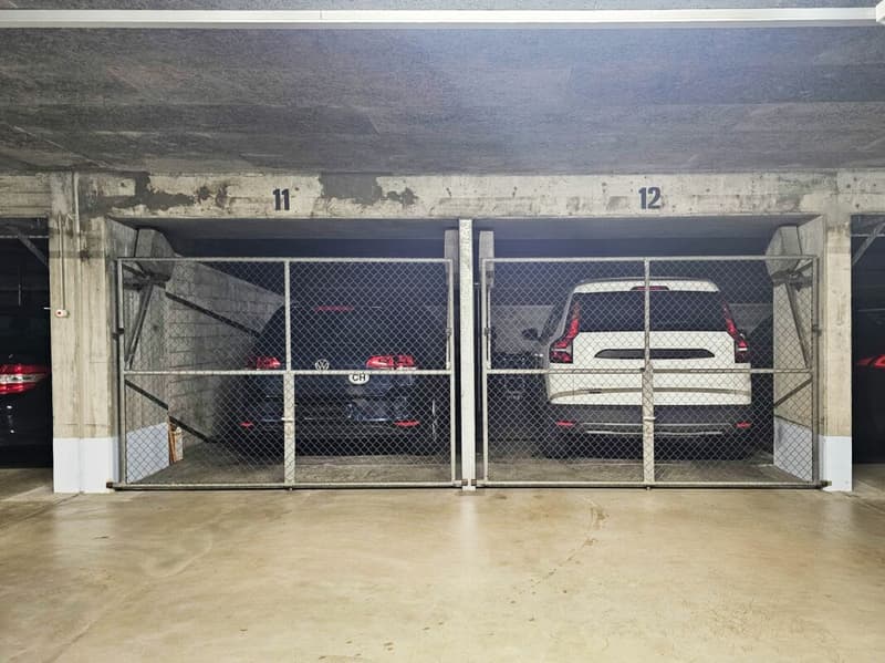 2 Parkplätze in der Einstellhalle mit Gittertor