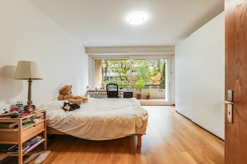 Salon mit grosser Fensterfront und Zugang zum hinteren Balkon (wird zurzeit als Kinderzimmer genutzt)