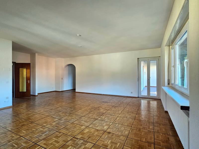 empty room, wooden parquet floor, white walls, windows, arched opening, radiators, white ceiling