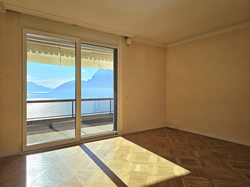 Sliding glass doors, balcony, parquet floor, view of a lake and mountains