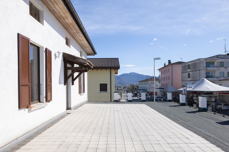 APPARTAMENTO CON GRANDE TERRAZZA E DUE GARAGE (4)