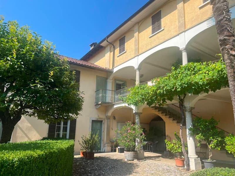 Fascinating House in Courtyard (1)