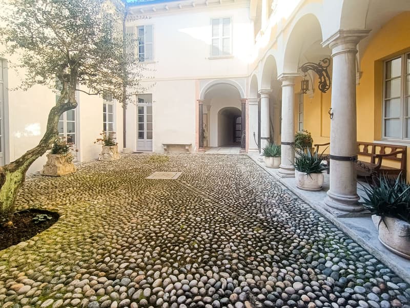 MONOLOCALE CON CORTE INTERNA NEL PRESTIGIOSO PALAZZO TORRIANI (1)