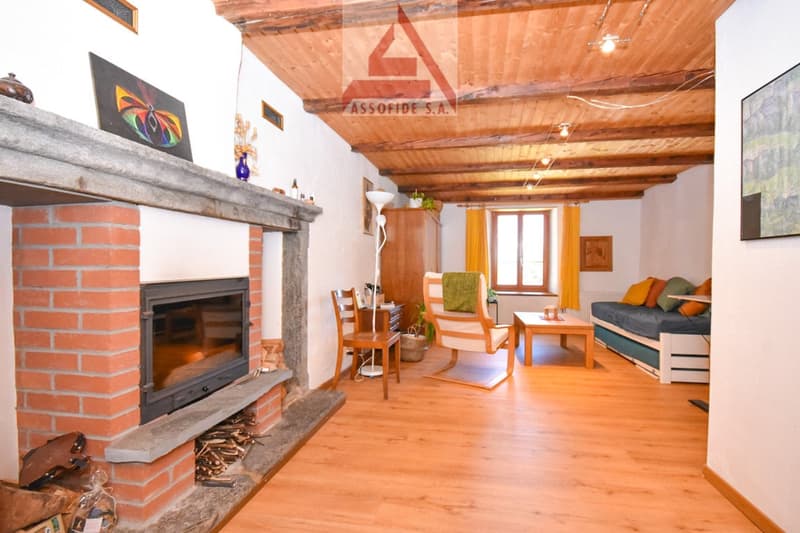 Casa con 6 appartamenti / Haus mit 6 Wohnungen (2)